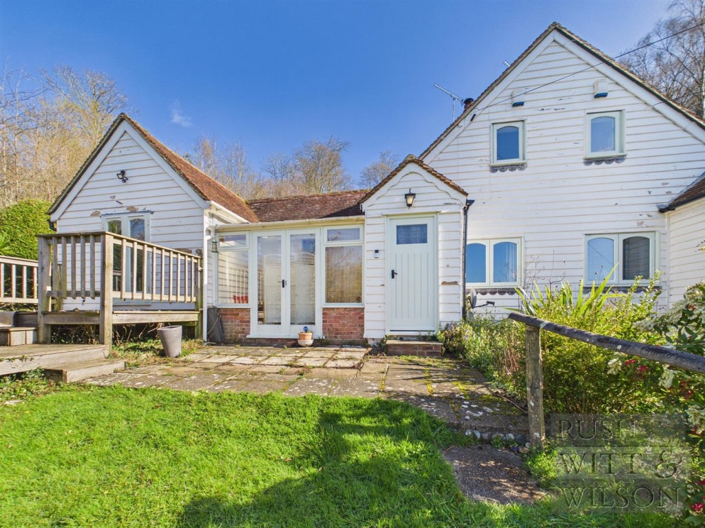 Lot: 123 - SEMI-DETACHED COTTAGE FOR REFURBISHMENT WITH FAR REACHING VIEWS - Semi-detached cottage